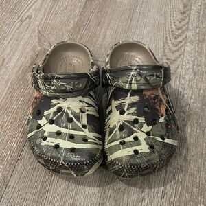 CROCS Green and Brown Water Shoes with Camouflage Design